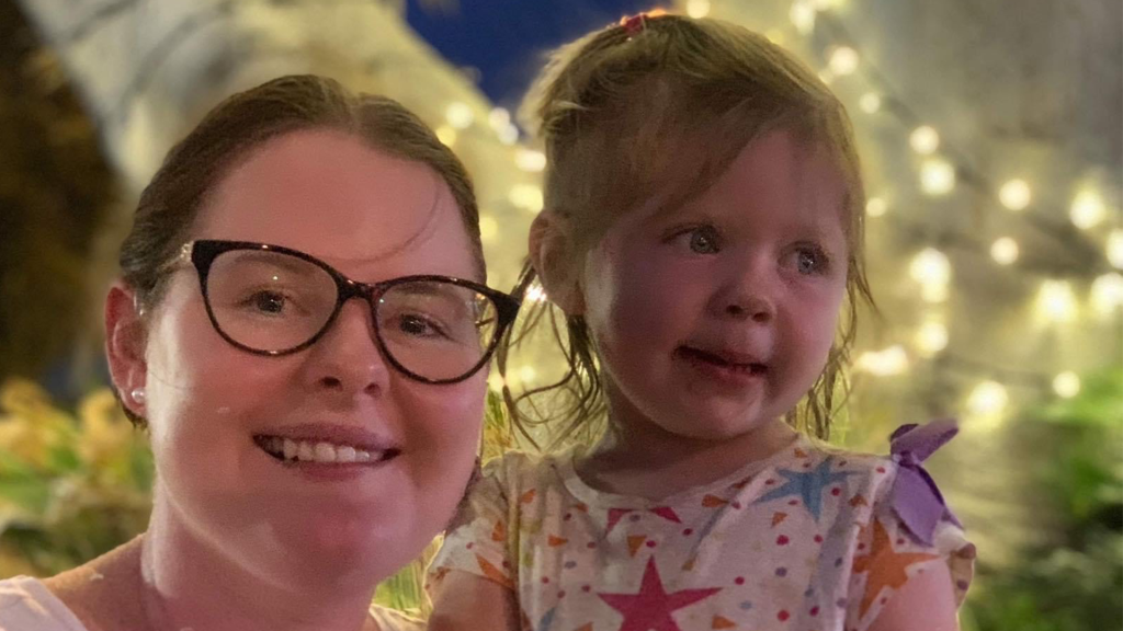 Maddi, a brunette woman, and her young daughter.